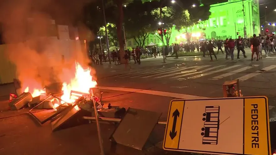 Huelga terminó con batallas campales en Brasil