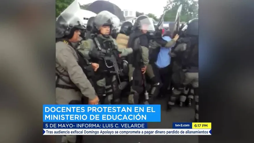 Antimotines se enfrentan a docentes que exigen pago de salarios