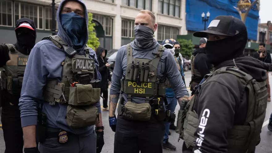 Agentes del ICE están haciendo redadas en todo Estados Unidos arrestando a indocumentados