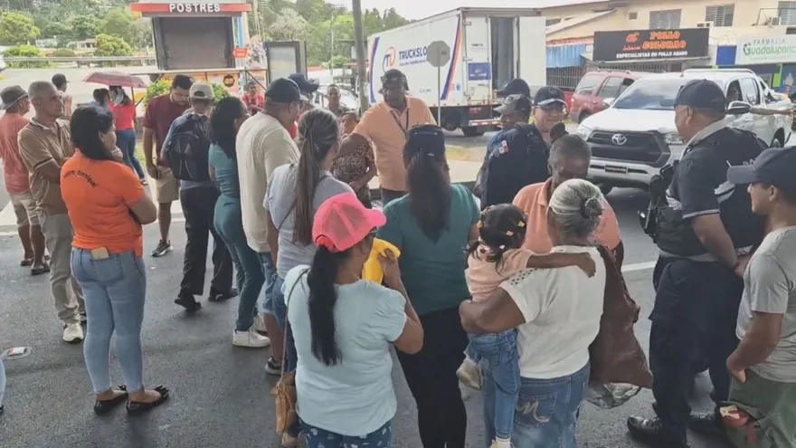 Residentes de Guadalupe cierran vía y dan plazo al Idaan por falta de agua