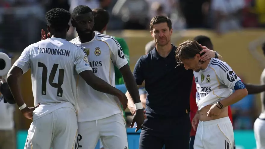 Xabi Alonso (c) trata de consolar a Luka Modric mientras Antonio Rüdiger y Aurelien Tchouameni se dan un abrazo