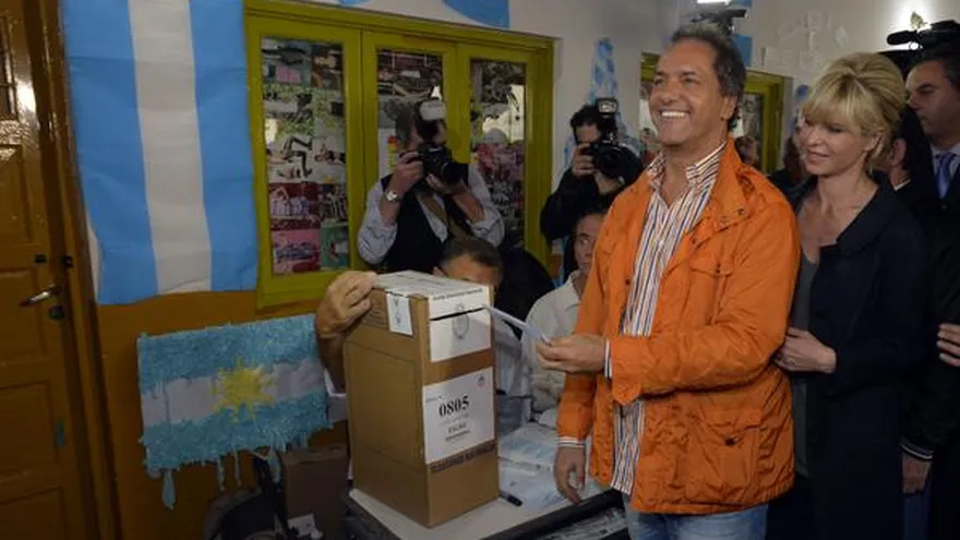 El candidato presidencial oficialista Daniel Scioli, ejerciendo su derecho al voto el 9 de agosto de 2015.