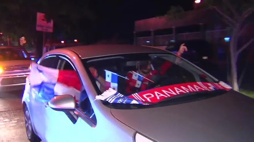 Fanáticos se toman las calles para apoyar a la selección de fútbol