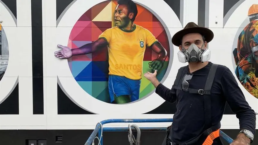 El artista Kobra rinde tributo a Pelé con un inmenso mural por sus 80 años