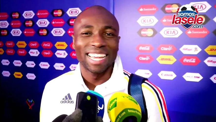 Pablo Armero, jugador de la selección Colombia, saluda al pana Luis Tejada
