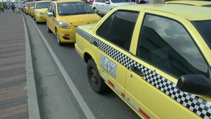 Taxistas piratas vuelven a trancar entrada a Colón