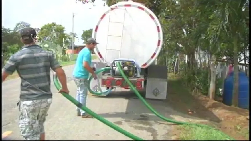 La realidad de los que distribuyen agua potable en carros cisternas