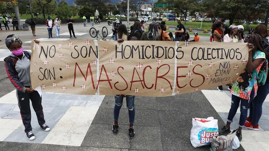 Jóvenes colombianos protestan con tambores contra las matanzas y piden justicia