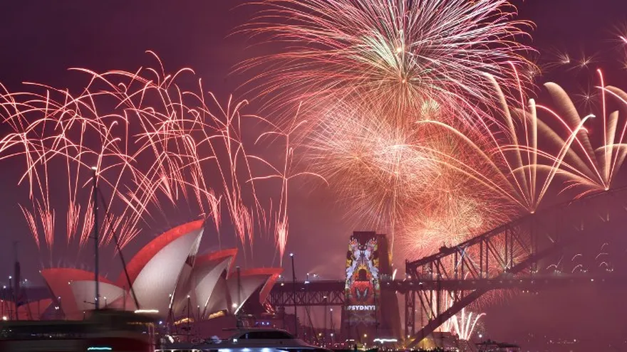 En Sydney, Australia, específicamente desde el puente Harbor se observan los fuegos artificiales que dieron la bienvenida al año 2016.