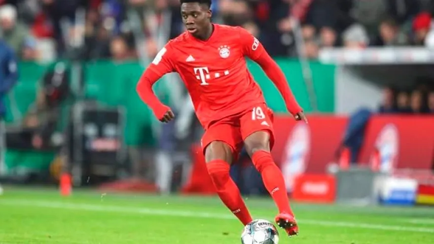 De exrefugiado a estrella del Bayern, el joven Davies recauda fondos para los emigrantes