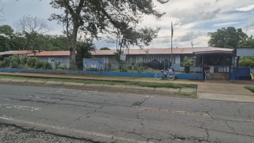 Padres protestan por falta de docentes en escuela de Gualaca