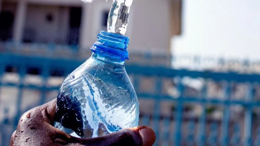 Alertan sobre bacterias en botellas reutilizables por falta de limpieza