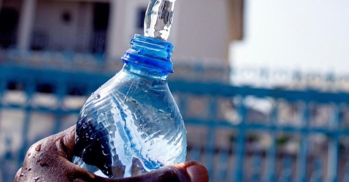 Botellas reutilizables pueden acumular más bacterias que un inodoro, advierten especialistas