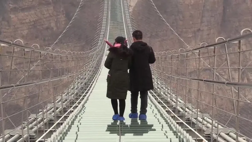 China 'flota' en el cielo con un nuevo puente de cristal de récord