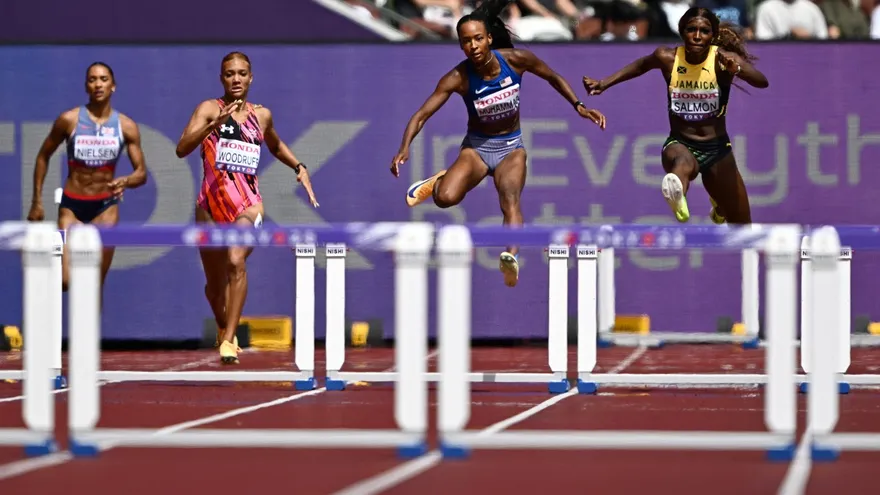 Gianna Woodruff (segunda de izquierda a derecha) durante la fase clasificatoria de los 400 metros vallas femeninos del Mundial de Atletismo Tokio 2025