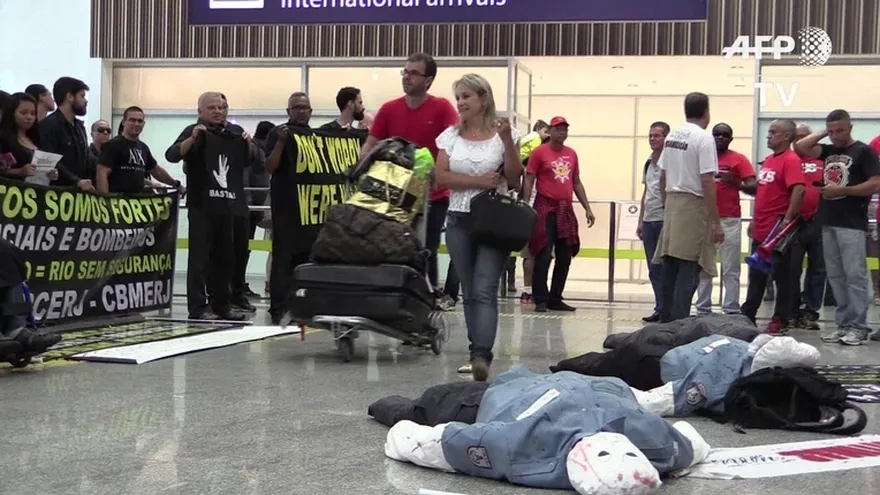 Policías de Rio de Janeiro protestaron para exigir el pago de sus salarios