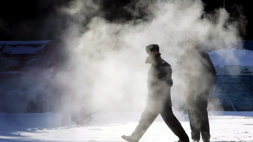Un policía ucraniano junto a una salida de humo en el centro de Kiev, Ucrania.