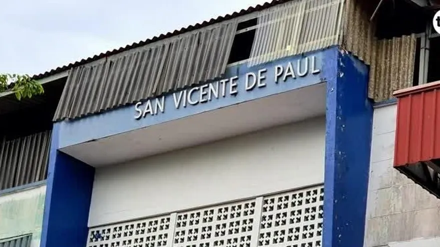 Se desploma parte de losa en escuela San Vicente de Paúl en Colón, funcionaria resulta herida