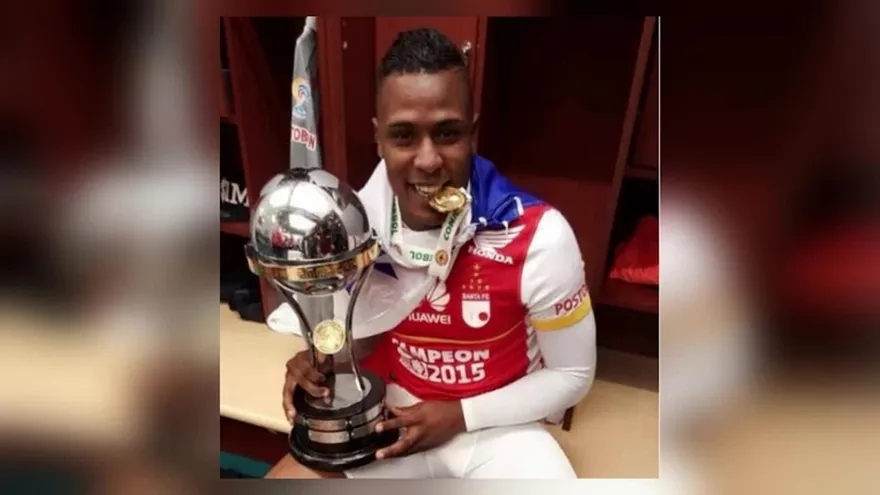 Harold Cummings levantó la copa junto a su equipo Santa Fe, campeón sudamericano