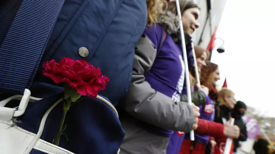 Un grupo de trabajadoras se concentra en la puerta de las instalaciones de Metro de Madrid, con motivo de la jornada de huelga por el Dia Internacional de la Mujer