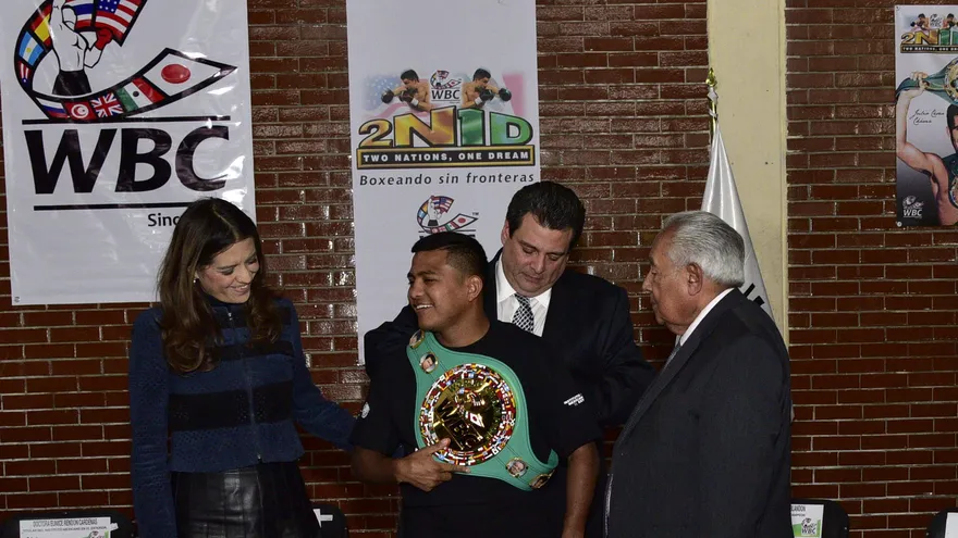 Román 'Chocolatito' González recibe la faja súperpluma del presidente el CMB, Mauricio Sulaimán