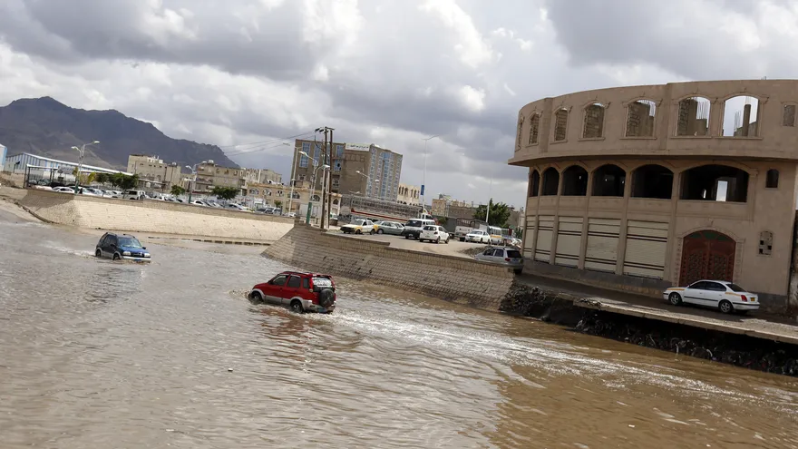 El paso del ciclón Gaja, que tocó tierra esta madrugada en el sur de la India, ha causado daños materiales y ha obligado a la evacuación de más de 80.000 personas