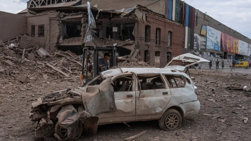 Una montacarga mueve escombros y chatarra en zona de conflicto entre Rusia y Ucrania.