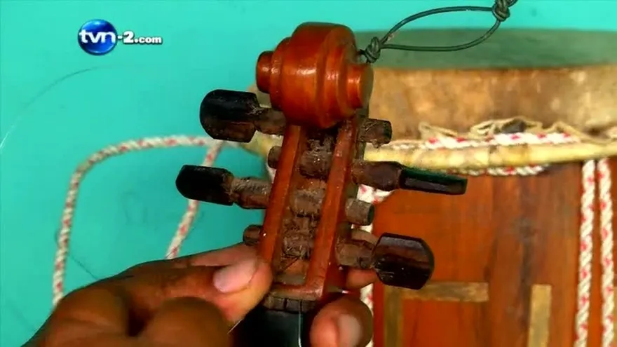 HOMBRE HACE INSTRUMENTOS MUSICALES
