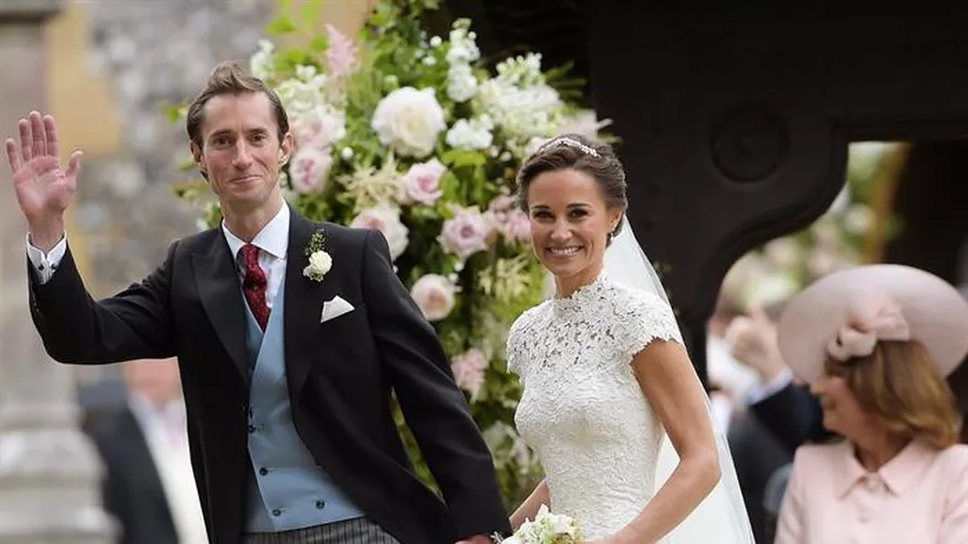 Pippa Middleton (d) and James Matthews (i) abandona la iglesia St Mark's luego de la ceremonia religiosa en la que contrajeron matrimonio hoy 20 de mayo.
