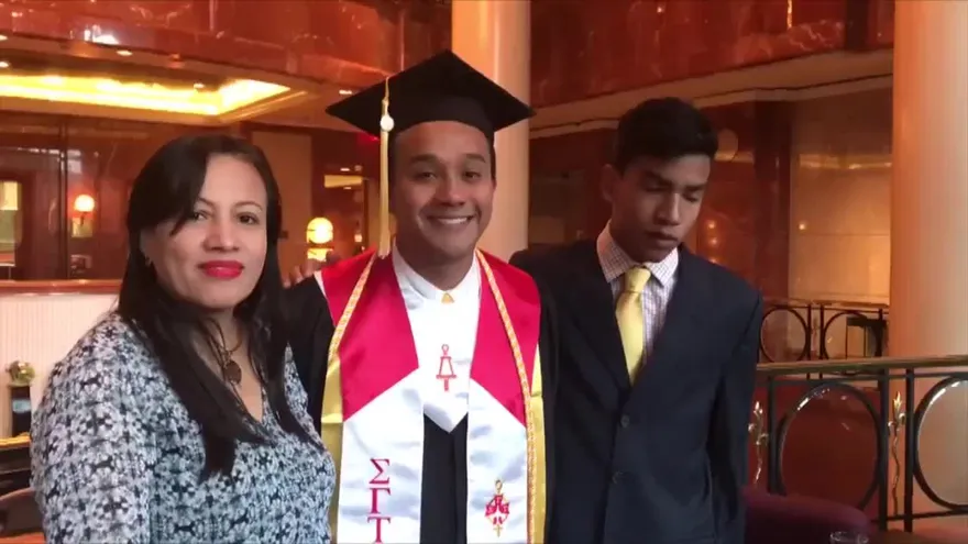 Ulises Núñez hace historia y se convierte en ingeniero aeroespacial