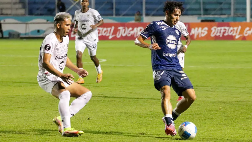 Acción del partido de la Copa Centroamericana 2025 entre Motagua y CASI