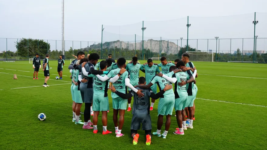 Jugadores de la selección de Panamá reunidos en un entrenamiento en Bangalore, India