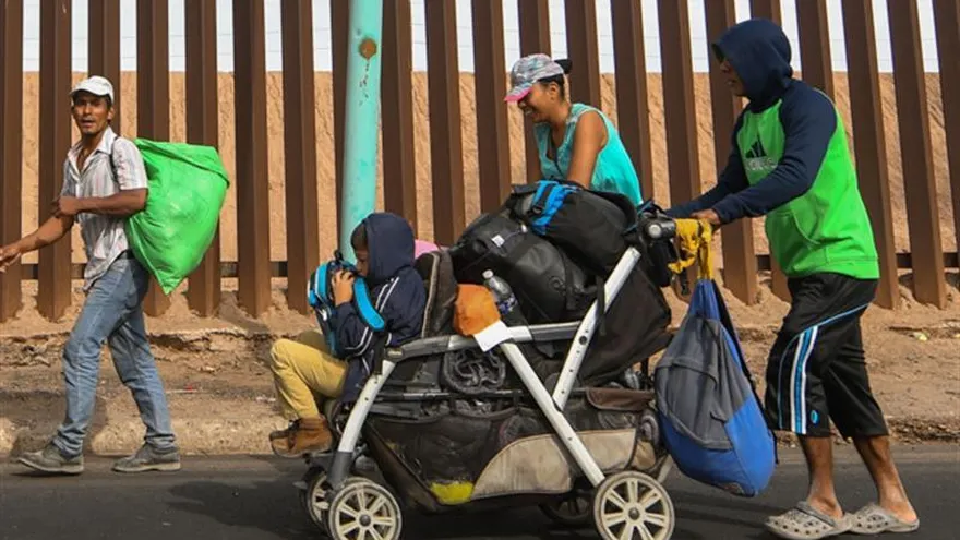 Más de 400 niños forman parte de la caravana migrante, que ahora se encuentra en Tijuana, México.