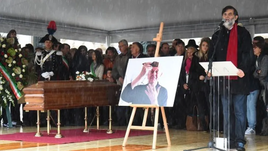 Jacopo Fo, pronuncia un discurso durante la ceremonia laica del funeral de su padre italiano ganador del premio Nobel, el dramaturgo Darío Fo.