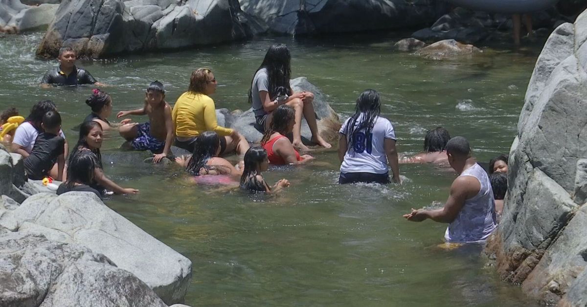 Familias abarrotaron el río Pacora durante el Sábado Santo en medio del intenso calor