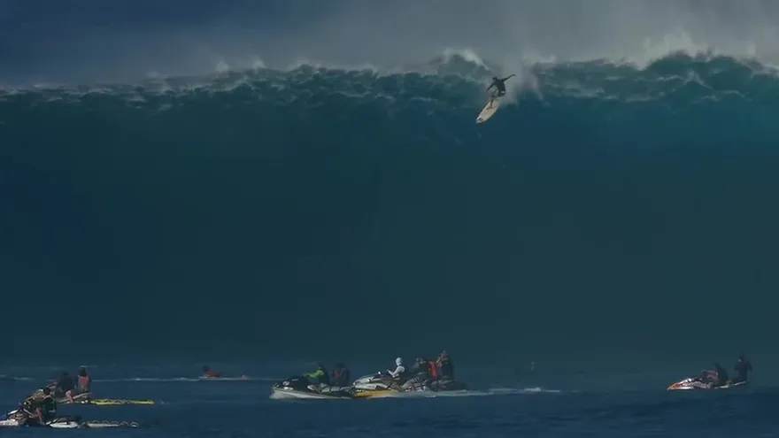 Tom Dosland sufrió una impactante caída durante una competencia en Hawái