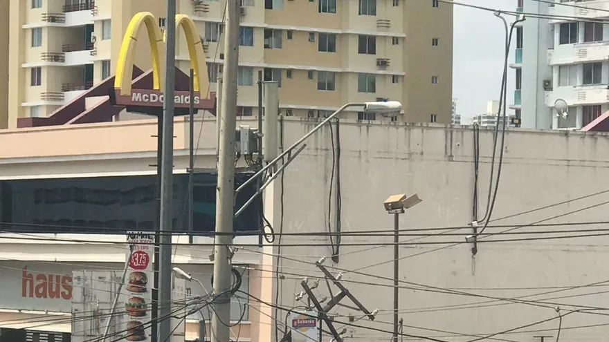 Camión derriba tendido eléctrico en la Vía España