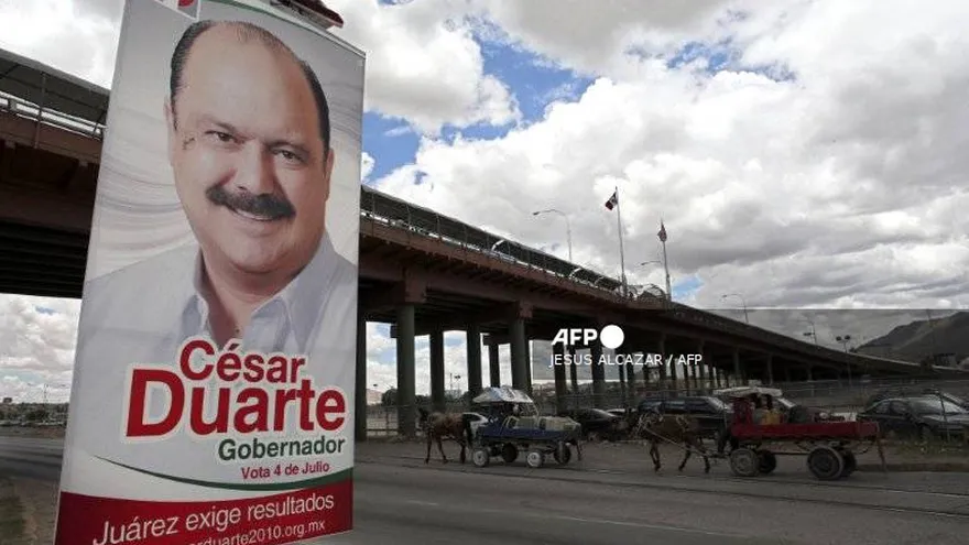 Una publicidad con la imagen del exgobernador mexicano César Duarte