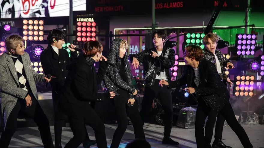 La banda surcoreana BTS en Time Square, Nueva York, USA.