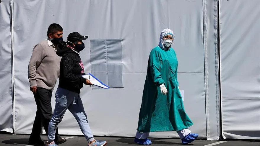 Personal sanitario realiza pruebas de COVID-19 en Ecuador