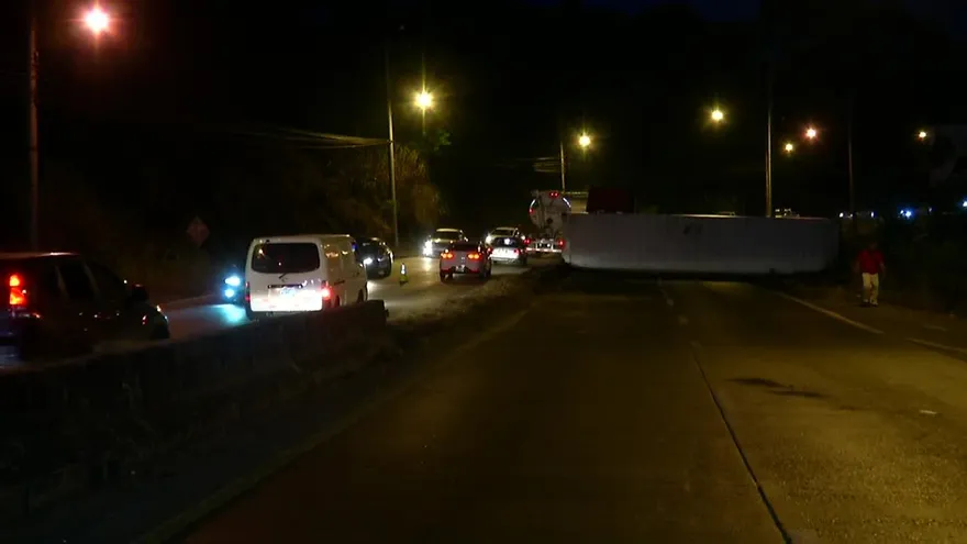 Articulado se vuelca en la Panamericana