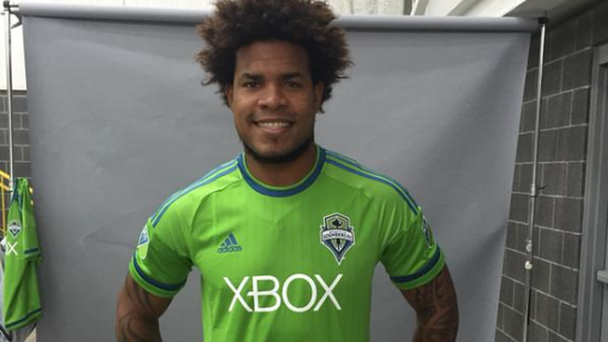 El central se mostró contento con la camiseta de su nuevo club