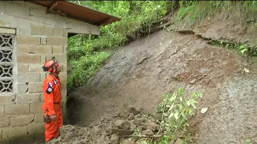 Se registran deslizamiento de tierra en Colón