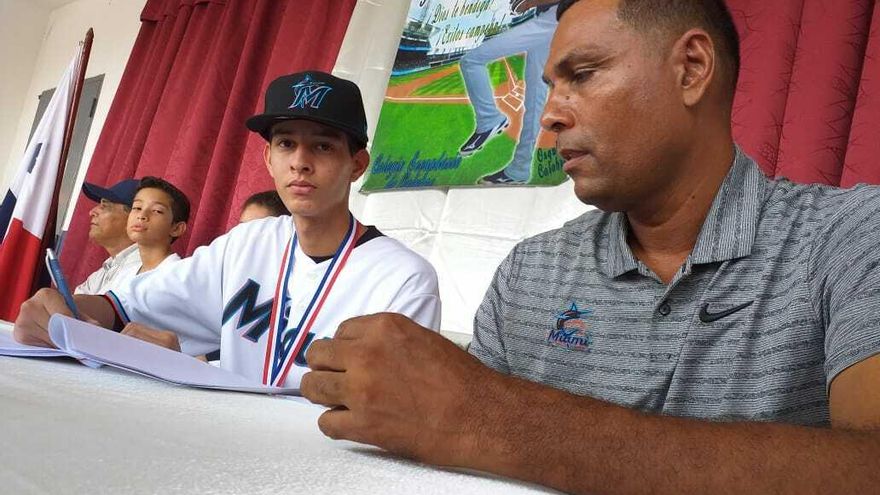 Momento en que José Bazán firma con los Marlins de Miami