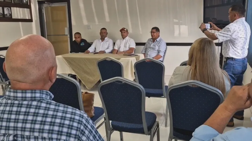 Reunión de productores preocupados por importación de productos.