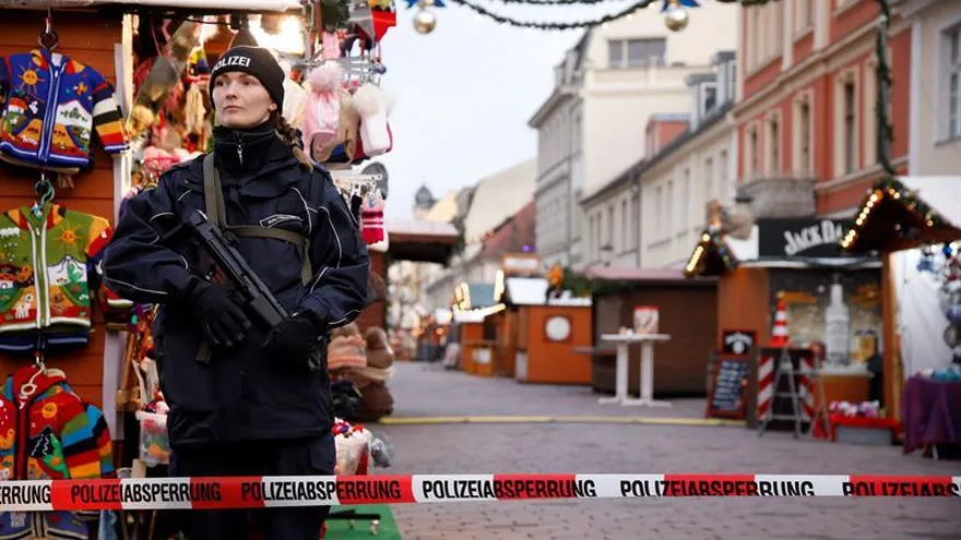 La Policía monta guardia en el mercado navideño de Postdam, ahora vacío tras ser evacuado tras detectar un explosivo ya desactivado, en Postdam (Alemania) hoy, 1 de diciembre de 2017.