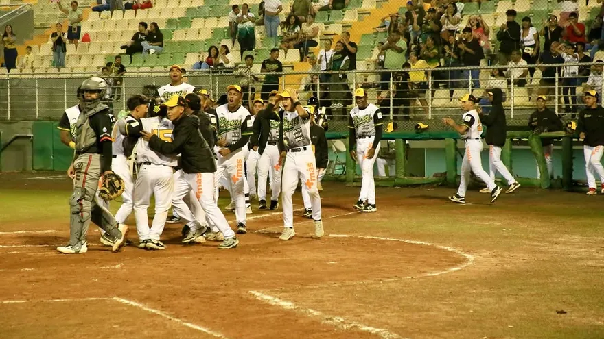 Jugadores del equipo de béisbol juvenil de Bocas del Toro celebran