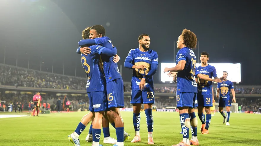 Adalberto Carrasquilla (d) celebra con algunos de sus compañeros de Pumas
