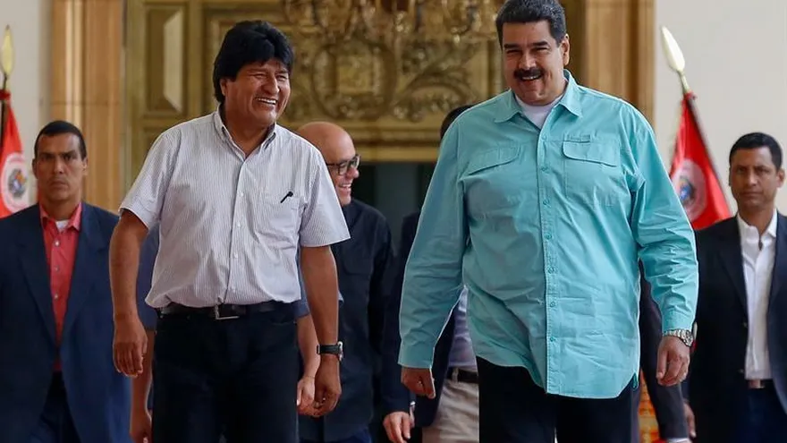 En la imagen, el presidente de Venezuela, Nicolás Maduro (2d) junto a su homólogo de Bolivia, Evo Morales (2i).