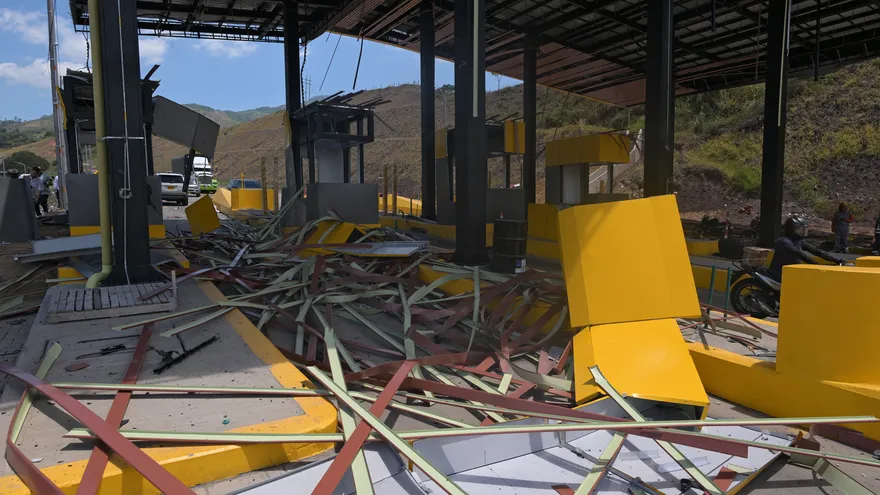 Colombia: FARC dissidents destroy toll booth with explosives